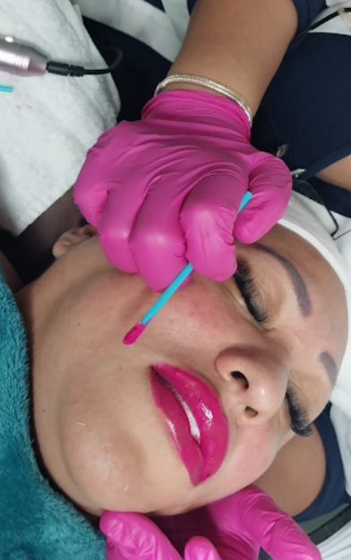 Aplicación precisa de un tratamiento facial profesional